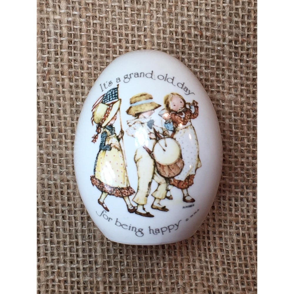Holly Hobbie Vintage 1974 Porcelain Egg Figurine Grand Old Day Japan WWA